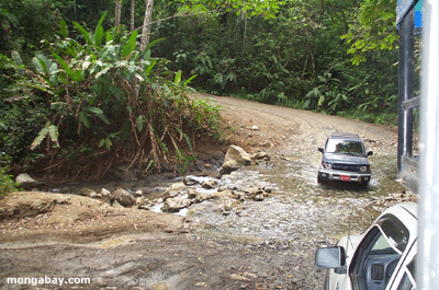 Rio do cruzamento do carro em Costa Rica