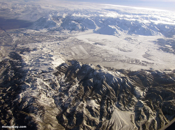 Schnee-mit einer Kappe bedeckte Berge in desert
