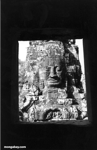 Photo noire et blanche Angkor encadr� par visage Wat, Cambodge