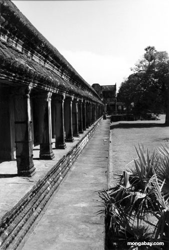 Pilares negros y blancos Angkor externo Wat, Camboya de la foto