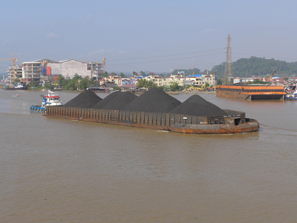 Coal barge on the Mahakam River, Samarinda, East Kalimantan. Photo by David Fogarty (August 2014).