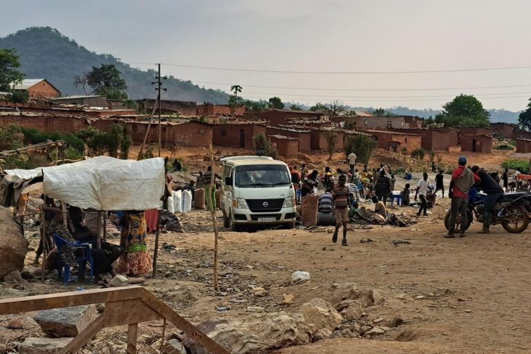 Loading of minerals from artisanal mines in Kakanda. Image by Didier Makal.