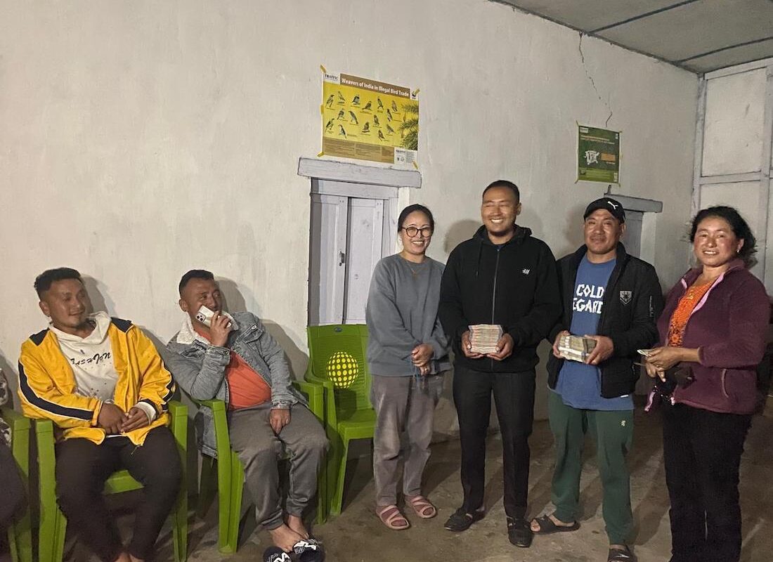 Villagers of Nyugmadung collect payment after the successful sale. Image courtesy of Hirak Jyoti Baishya.