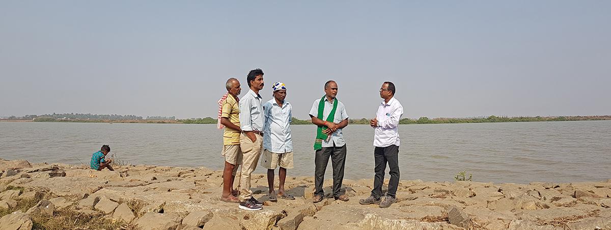 Villagers from Badakot and Kabi discuss environmental issues in their area. The villages lie at the periphery of Bhitarkanika, one of the largest mangrove ecosystems in India, and a Ramsar Site. Photo by Manish Kumar for Mongabay.