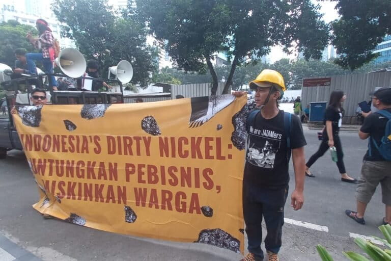 Protests against the devastating floods and landslides in Halmahera, which are strongly suspected to be caused by nickel mining and its related industries. Photo: Christ Belseran/Mongabay Indonesia
