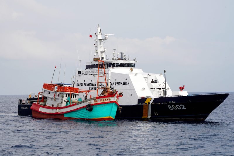 The process of securing a Vietnamese foreign fishing vessel (KIA) by an Indonesian patrol boat. Photo: PSDKP.