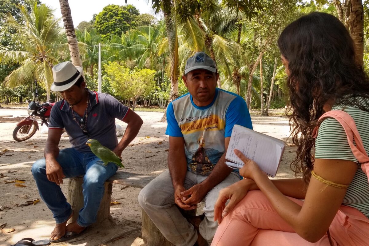 Mongabay journalist Karla Mendes interviews farmers about the effects of pesticides used by palm oil companies for their plantations in Pará state, in the Brazilian Amazon, in November 2019. Image by Karla Mendes/Mongabay.