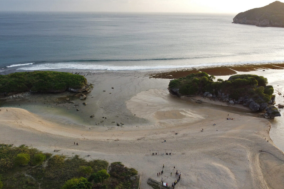 The beach in Sekongkang Bawah, West Sumbawa. Image by Fathul Rakhman/Mongabay.