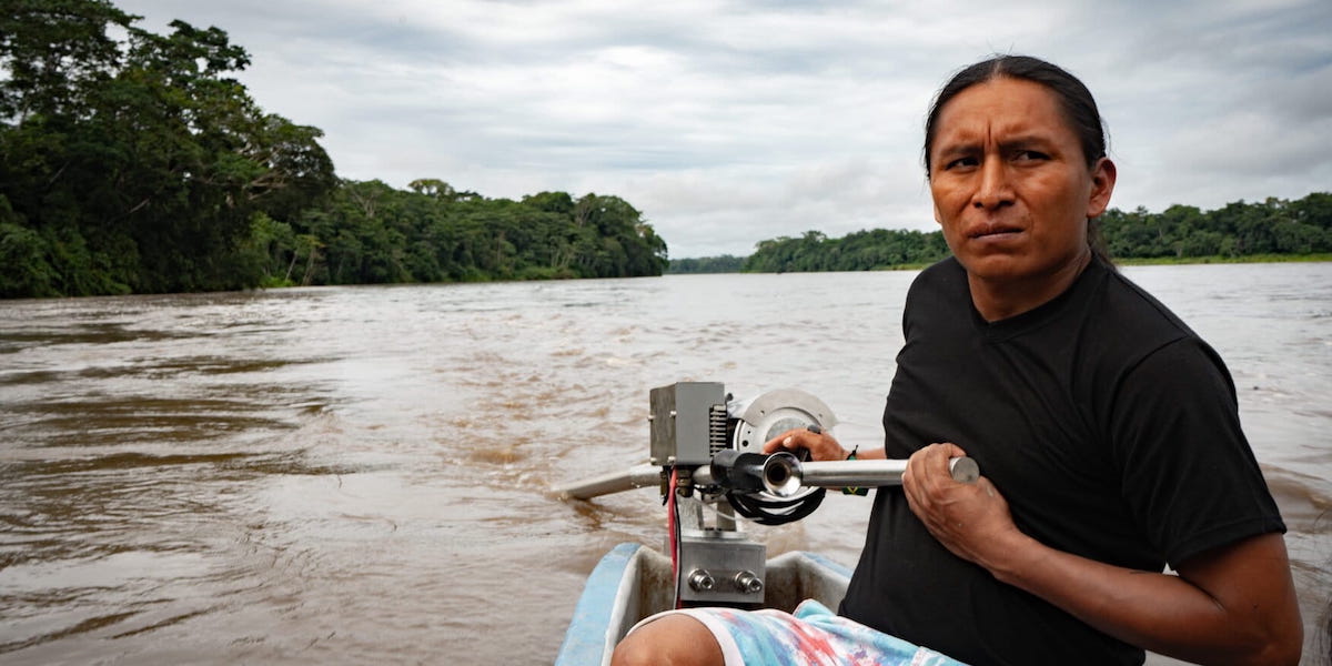 Achuar impulsan canoas solares para autonomía en amazonía