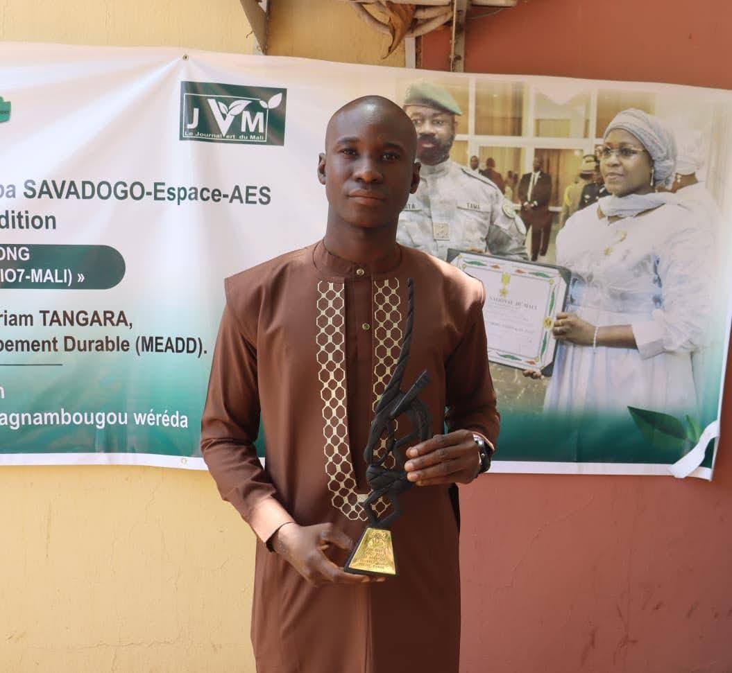 Makan Sissoko receives 2026 Mali Eco-Champion Award for Environmental Reporting. Photo courtesy L'Essor.